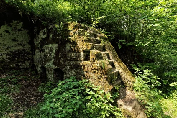 Resterende muur van de vervallen molen — Stockfoto