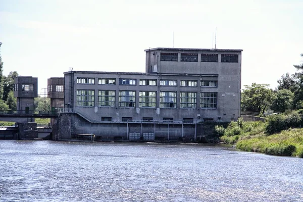 Old building of the river power plant — Stock Photo, Image