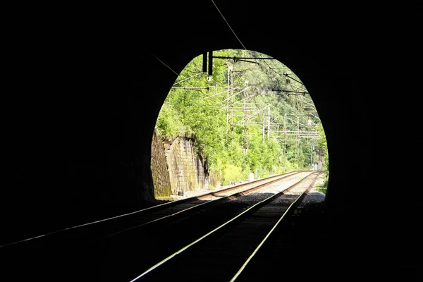 Kolejowy tunel brama z biegunów elektrycznych — Zdjęcie stockowe