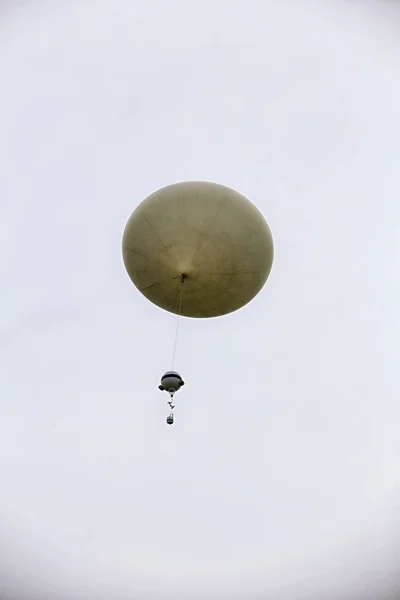 Meteorologiska sonden på den vita bollen — Stockfoto