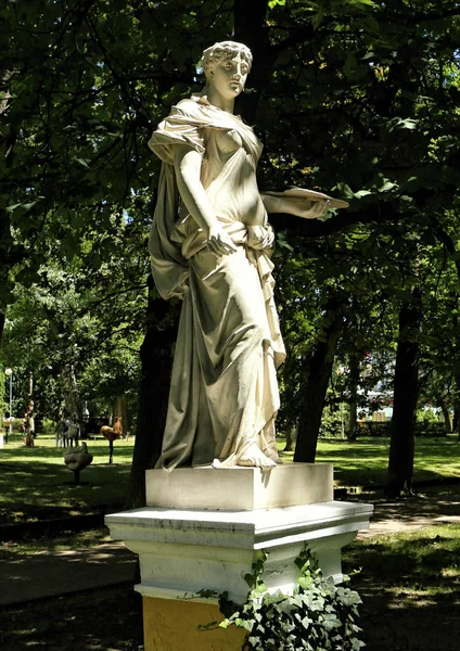 Estátua da mulher antiga coberta por túnica de luz — Fotografia de Stock