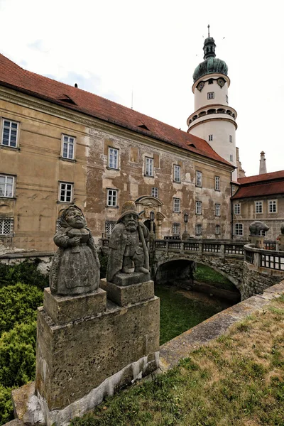 Torre do castelo de Nove-Mesto-nad-Metuji com a estátua dos sprites — Fotografia de Stock