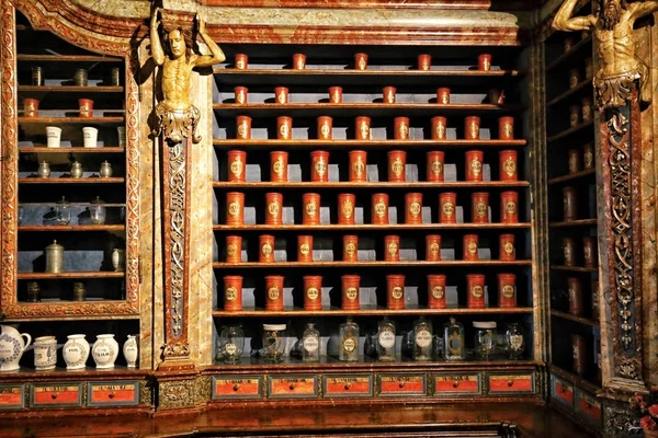Armário velho da farmácia com abundância de caixas — Fotografia de Stock