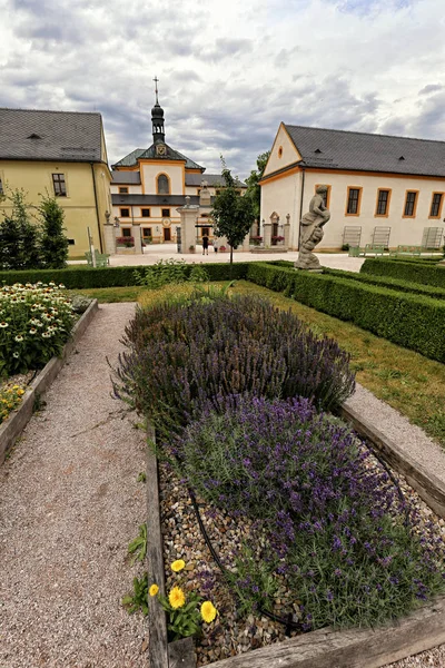 Jardín de hierbas con caminos de grava junto al monasterio — Foto de Stock