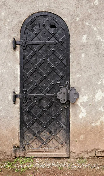 汚れた足場と歴史的な金属製のドア — ストック写真