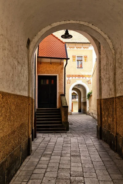 Geçişi ile döşeli zemin veranda ile