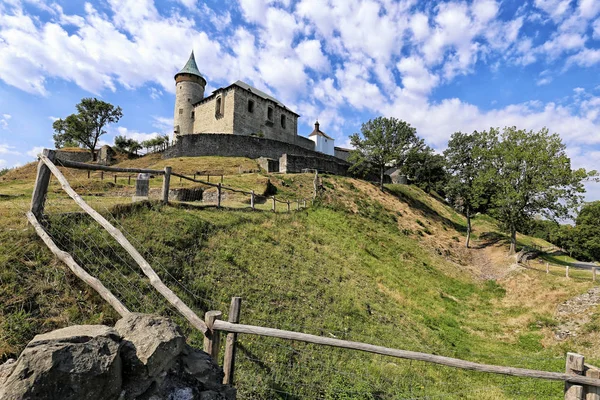 Замок Кунетицка-гора на вершине холма — стоковое фото