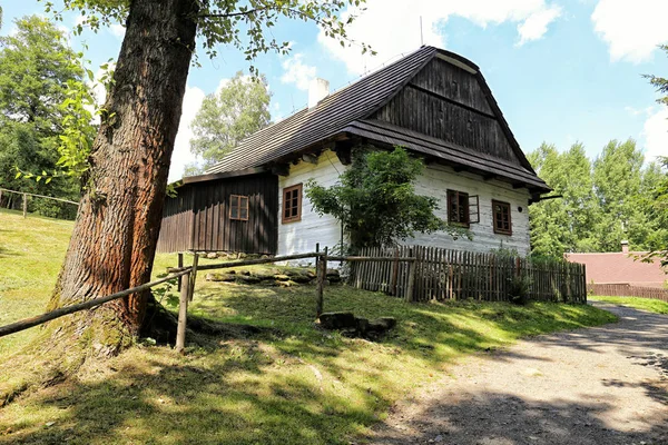 Casa de campo tradicional da Boêmia com telhado de madeira — Fotografia de Stock