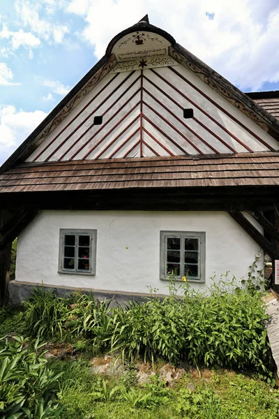 Fasáda domu roubené tradiční — Stock fotografie