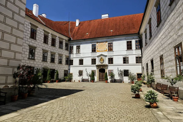 Soud třeboňského zámku v létě — Stock fotografie