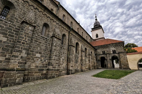 Muralla catedral medieval con torre blanca bajo cielo nublado —  Fotos de Stock