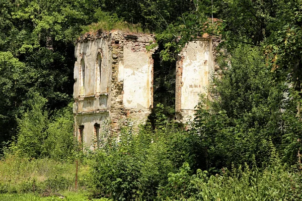 Ruines et murs du château brisé dans les buissons — Photo