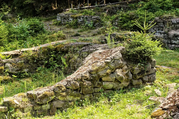 Restos das paredes da casa medieval — Fotografia de Stock