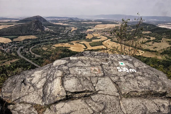 Nejvyšší hory Bořeň se nad viz text na úrovni — Stock fotografie