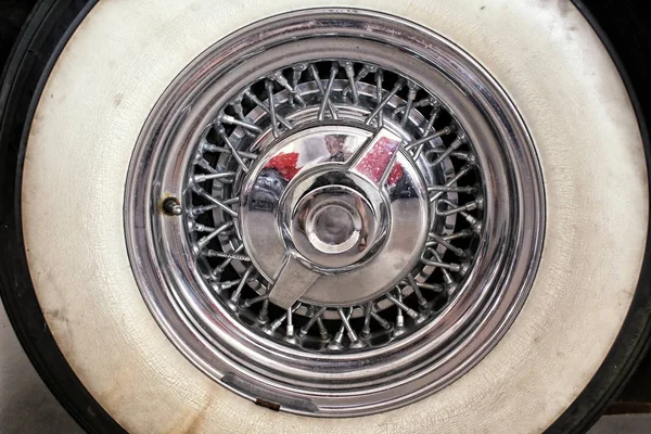 Pneu de voiture historique avec plaque latérale blanche et disque argenté — Photo