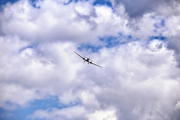 Aviones de época acercándose a la cámara en el cielo —  Fotos de Stock