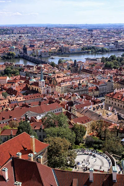 Karlsbron i Prag från slottet med hus i mellan — Stockfoto