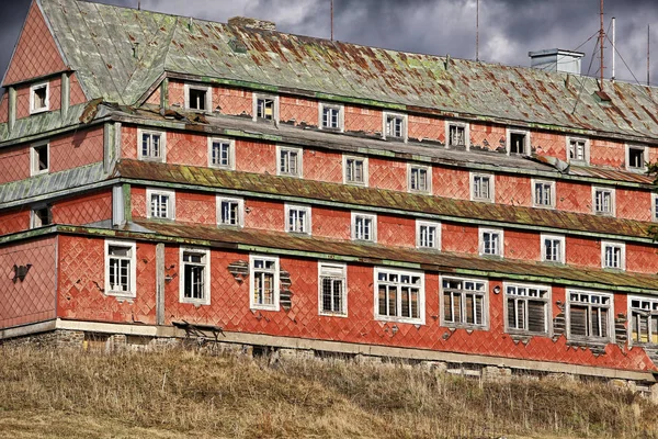 Detalhe da fachada do hotel montês abandonado — Fotografia de Stock