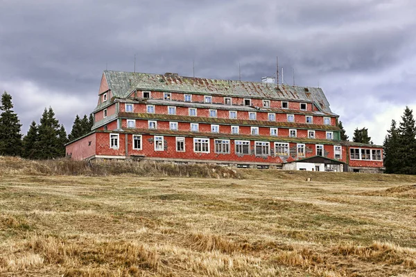Grande edifício quebrado do hotel não utilizado com fachada telhas vermelhas — Fotografia de Stock