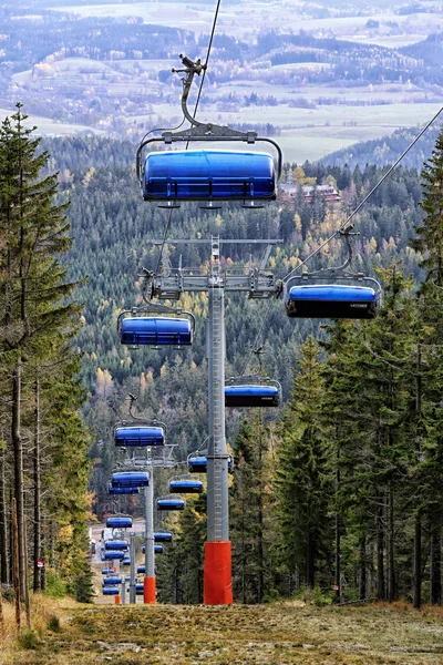 Cabanas azuis de esqui funicular por trás — Fotografia de Stock