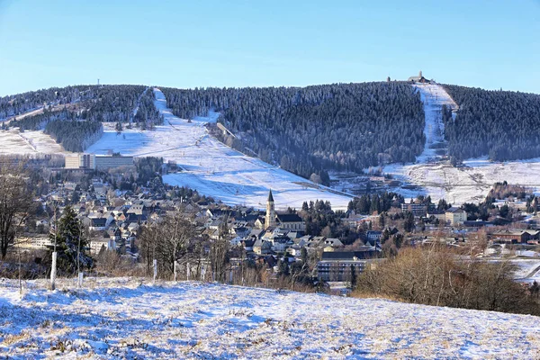 Stad van Loucna-pod-Klinovcem in de winter — Stockfoto