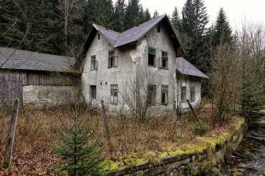 Nehrin yanında açık penceresi olan eski terk edilmiş ev