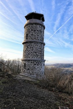 Taşlı outlook kule mavi gökyüzü altında tepenin üst kısmında