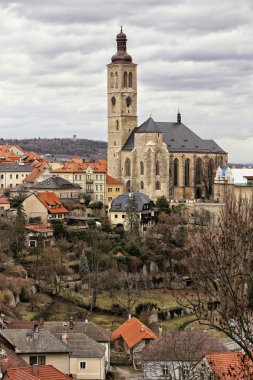Saint-Jacob Kilisesi, Kutna-Hora bulutlu gökyüzü altında
