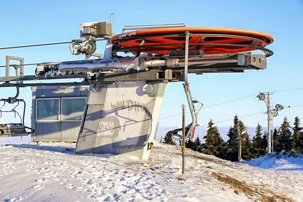 Büyük metal tekerlek mekanizması germe teleferik ip — Stok fotoğraf