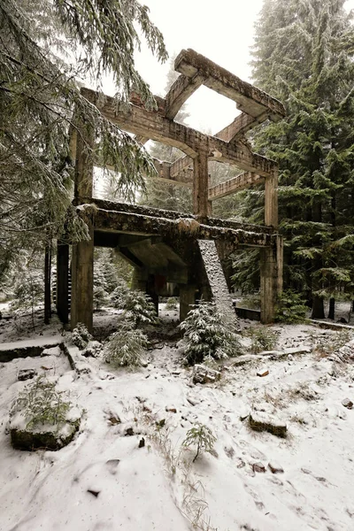 Construção de concreto antiga fábrica coberta de neve — Fotografia de Stock