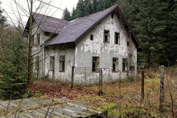 Casa de família deserta devastada com janelas abertas — Fotografia de Stock