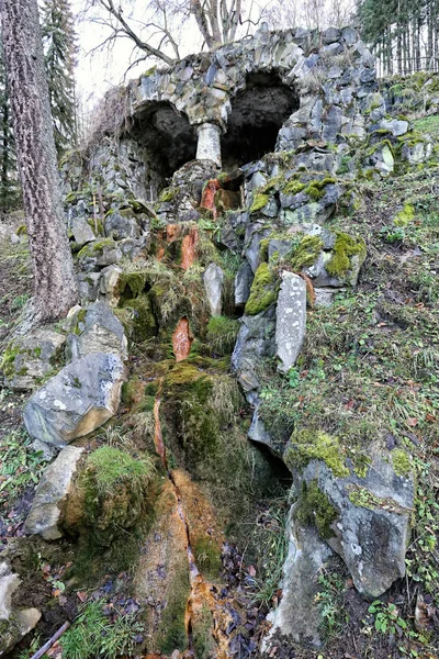 Artificial cave around the water spring of Kyselka — Stock Photo, Image