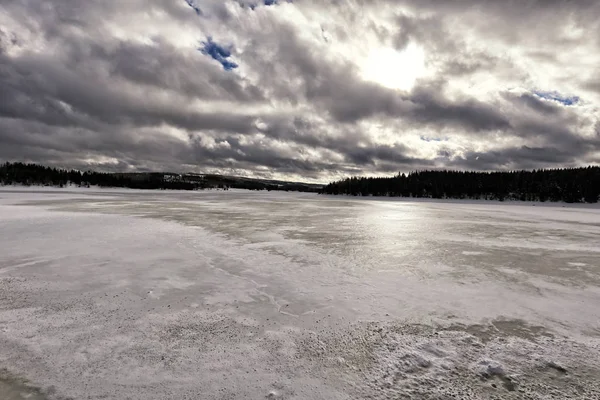 Grande lago frozzen com florestas ao redor — Fotografia de Stock