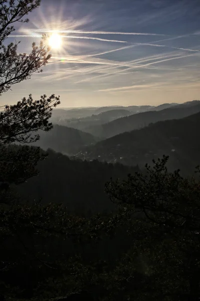 Panorama com colinas no nevoeiro luz contra o sol da noite — Fotografia de Stock