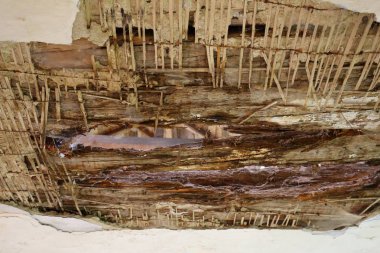 Terk edilmiş evde tavan delik