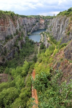 Gölün altındaki ile derin eski taş ocağı