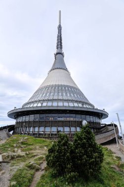 Yayın Kulesi yuvarlak restoran ile jested