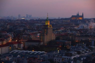 Prag ile yaktı eğer akşam cityscape evler ve kale