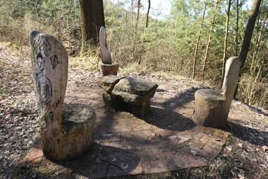 Ağaç gövde ve taş tablosunun üç ahşap sandalye yaptı