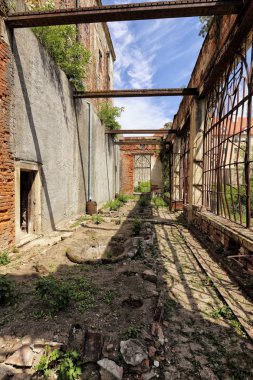 Kullanılmayan kırık Kış Bahçesi Veveri kalenin