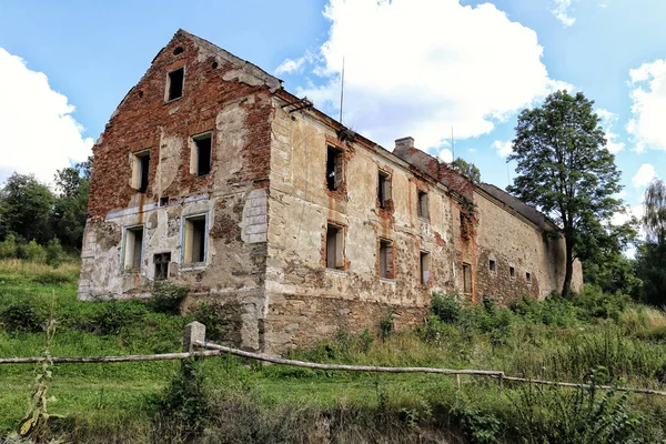 Vecchia casa abbandonata sulla collina — Foto Stock