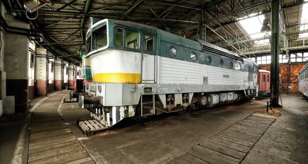 Groene en witte oude dieselmotor in het ronde depot — Stockfoto