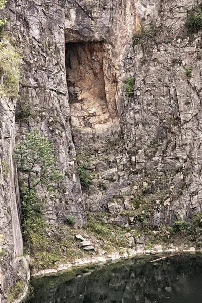 Gaura dreptunghiulară adâncă tăiată în stâncă — Fotografie, imagine de stoc