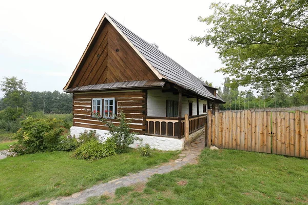 Altes Holzhaus mit blau gerahmten Fenstern — Stockfoto