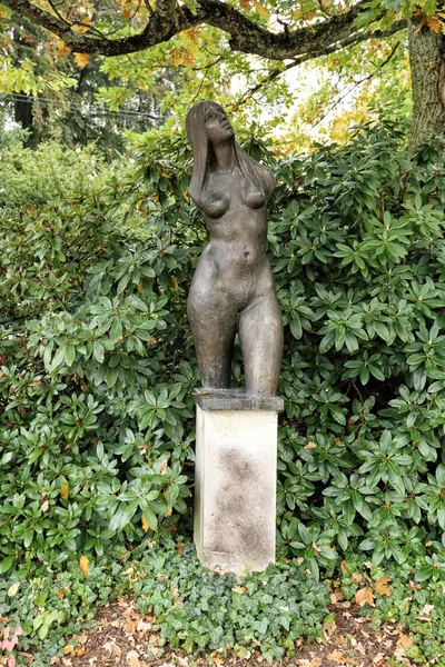 Torso nu da menina nua no pedestal — Fotografia de Stock