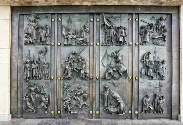 Величезний металеві двері з пластикових діячів історії Чехії — стокове фото