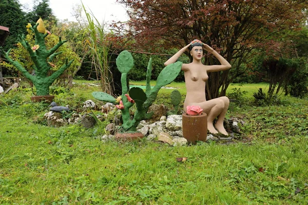 Figuur van naakte tahiti dame zit door de cactus — Stockfoto