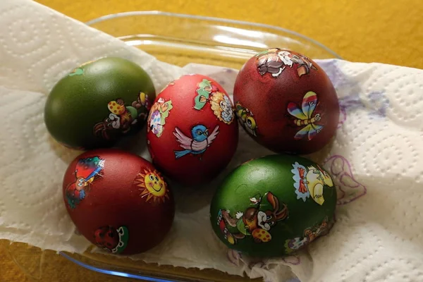 Oeufs de Pâques avec autocollants colorés — Photo