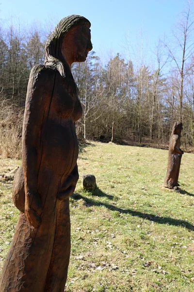 Estátua da mulher grávida em pé no campo de grama — Fotografia de Stock