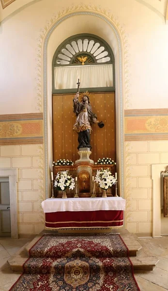 Kilisenin sunak kırmızı halı ve Aziz heykeli ile — Stok fotoğraf